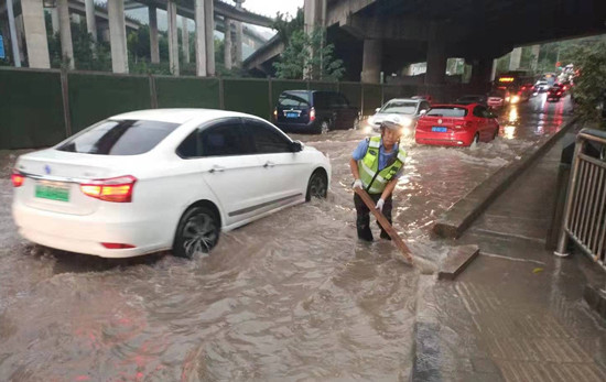 【CRI专稿 列表】重庆交巡警暴雨中疏堵保畅 全力维护道路交通秩序