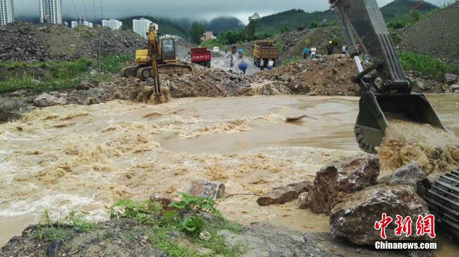 重庆22个区县遭遇暴雨袭击 多地出现内涝等灾情