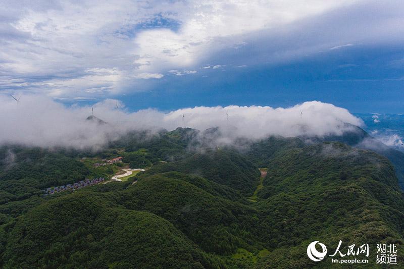 湖北保康：醉美荆山之巅 云雾云海如仙境