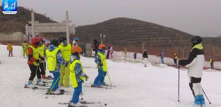 冬奥会掀起冰雪热 滑雪场里客如潮