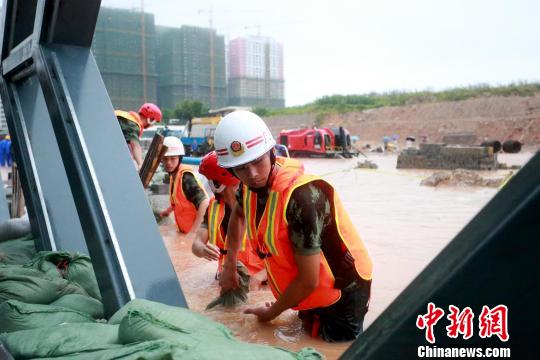 南宁遭大暴雨袭击：地铁浸泡 2人被困涵洞遇难