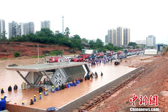 南宁遭大暴雨袭击：地铁浸泡 2人被困涵洞遇难