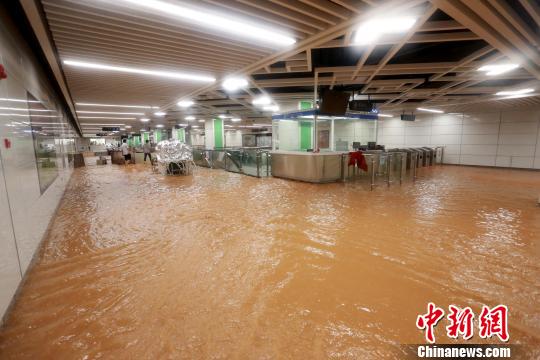 南宁遭大暴雨袭击：地铁浸泡 2人被困涵洞遇难