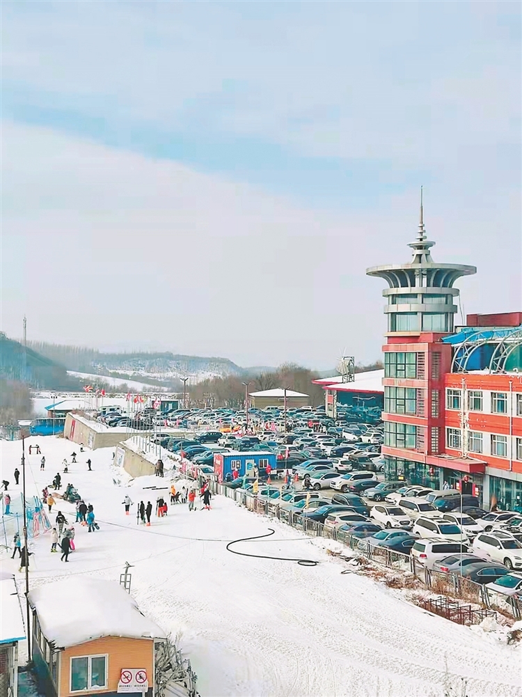 日均超千人 帽儿山高山滑雪场火爆出圈