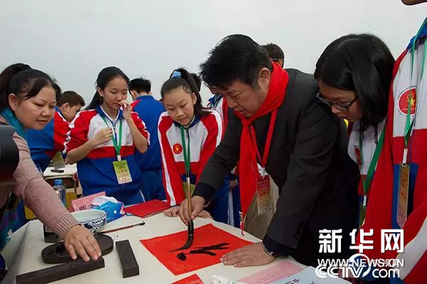 万人“书写”新时代——央视2018春联征集万人书写大会