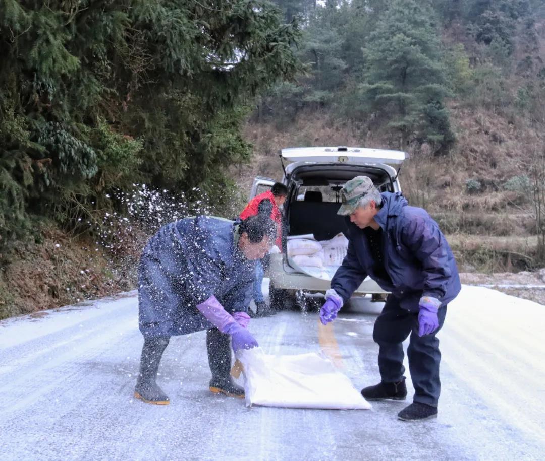 贵州出现持续性雪凝天气 各地全力抗凝保畅