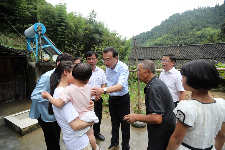 （头条）李克强在贵州铜仁大山深处走访看望受灾贫困户