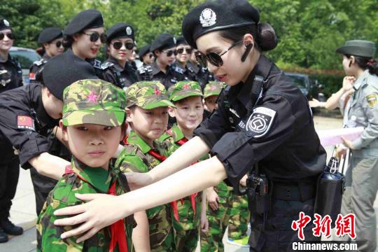 G20女子巡逻队员牵手小学生进西湖景区 “护航”文明