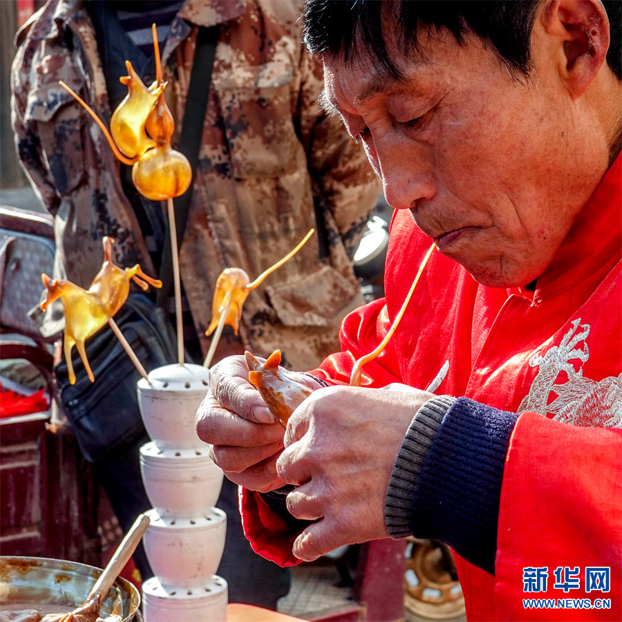 河南安阳：民间艺术“吹糖人”