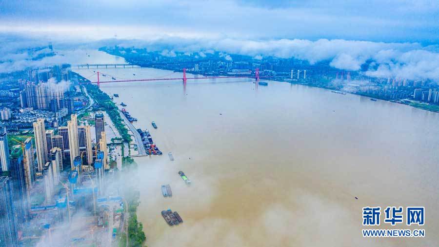 雨后江城 云海涌动唯美壮观