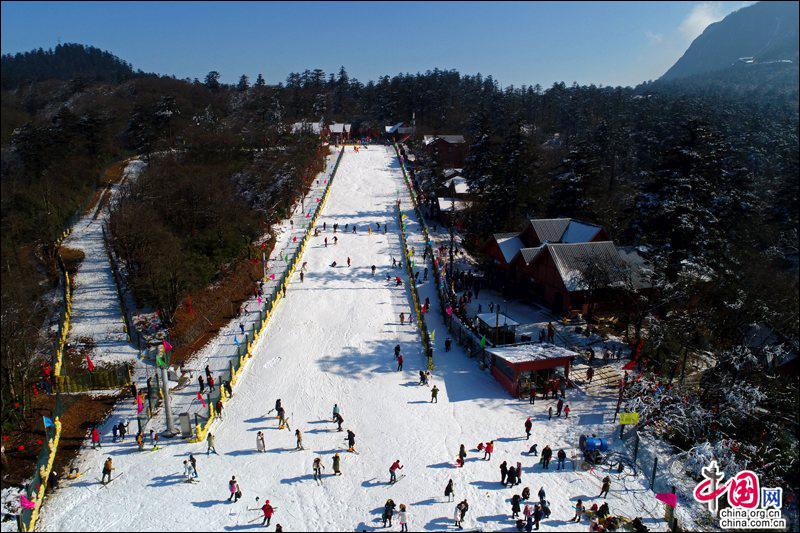 峨眉山：雪映金顶追星揽月