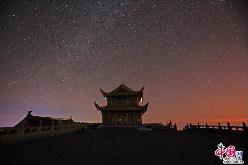 峨眉山：雪映金顶追星揽月