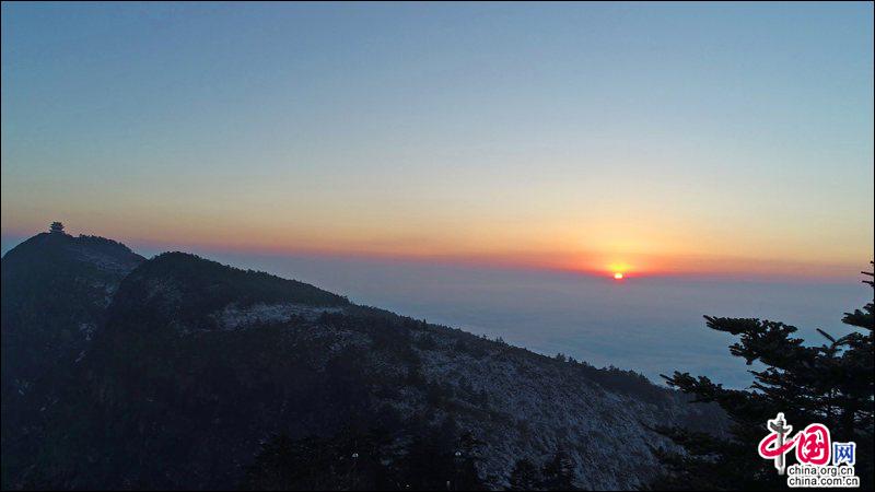 峨眉山：雪映金顶追星揽月