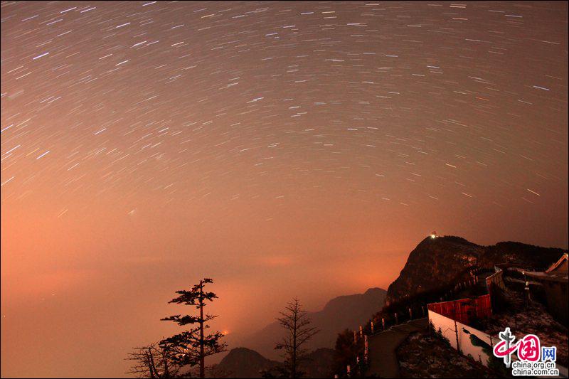 峨眉山：雪映金顶追星揽月