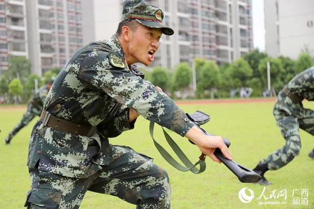 广西贵港：武警酷暑“炼”精兵