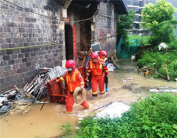 【B】鄂州普降暴雨 消防紧急转移被困群众