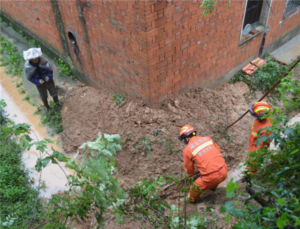 【B】鄂州普降暴雨 消防紧急转移被困群众