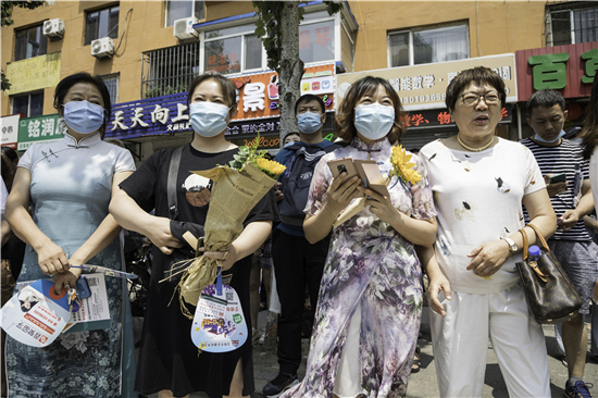 镜头聚焦沈阳高考首日：家长穿旗袍举向日葵“花式”助考