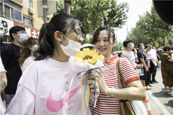 镜头聚焦沈阳高考首日：家长穿旗袍举向日葵“花式”助考