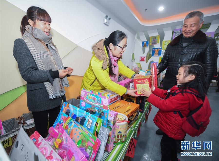 浙江湖州：烟花爆竹换礼物 和谐文明迎新年