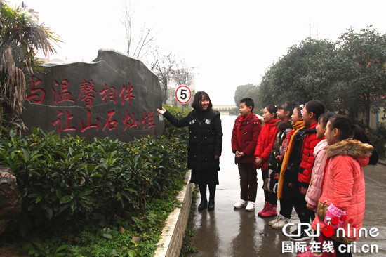 已过审【区县联动】【铜梁】铜梁岚槽小学：新年献给留守儿童的暖心活动【区县联动　列表】铜梁岚槽小学开展留守儿童慰问活动