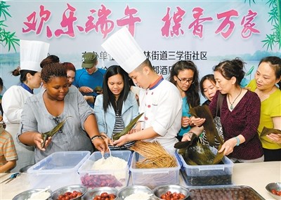 西安外国游人包粽子直呼神奇