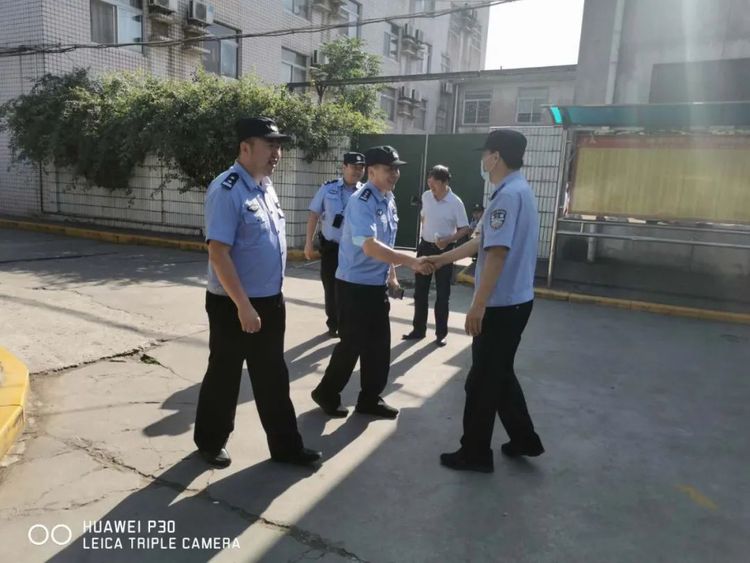 西安雁塔警方 130名民警分赴9个考点护航高考