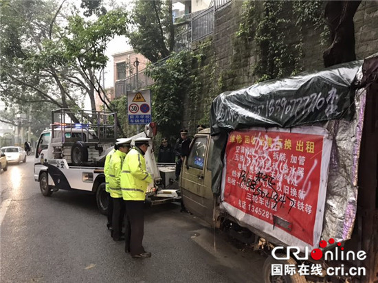 已过审【法制安全】渝中交巡警支队开展“僵尸车”集中清理整治行动