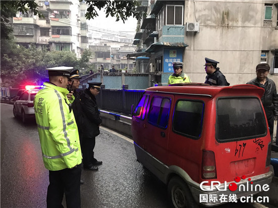 已过审【法制安全】渝中交巡警支队开展“僵尸车”集中清理整治行动