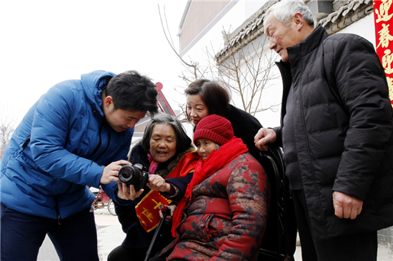 大学生上门为徐州市荣誉家庭免费拍全家福_fororder_6