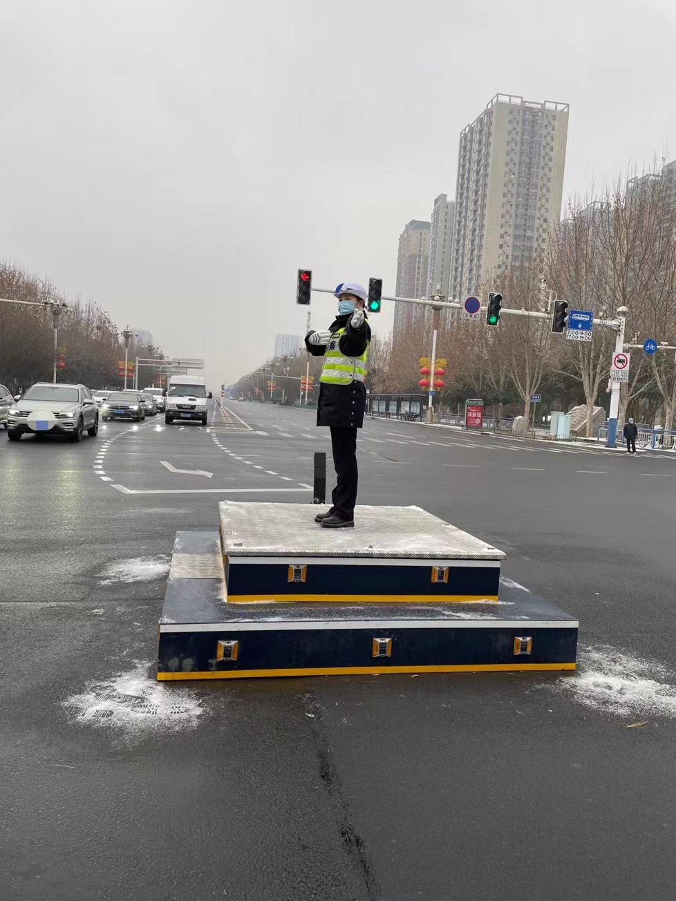 （原创）石家庄交警迎战恶劣天气保障道路安全_fororder_1