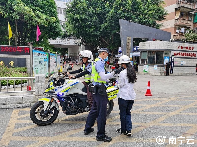 高考首日，南宁交警共接到13起高考相关求助