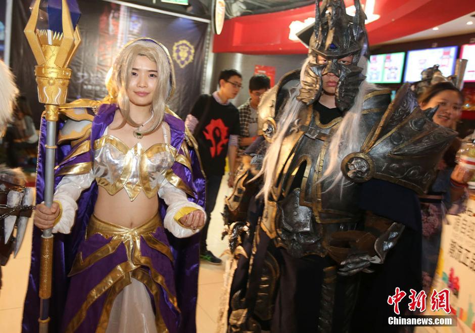 南京玩家看《魔兽》首映大玩cosplay