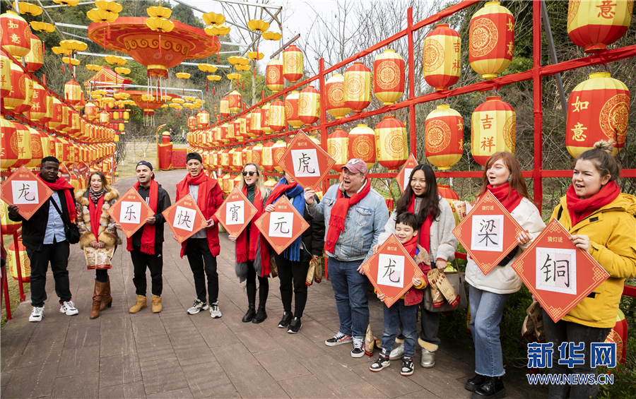 【转载】习汉字、学龙舞 外国友人在重庆铜梁欢度元宵