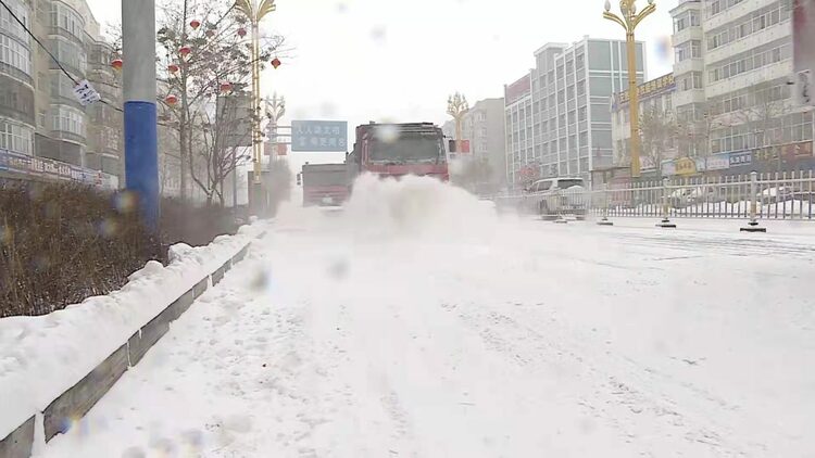 富锦市：积极应对降雪保农业设施安全