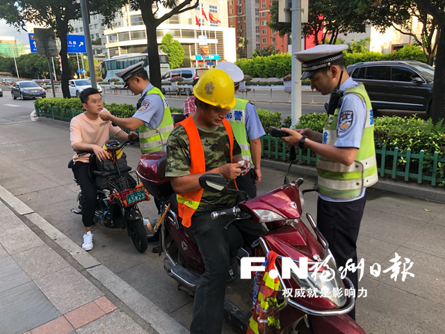 【法治 图文】【福州】鼓楼交警1小时查处25起非机动车交通违法行为