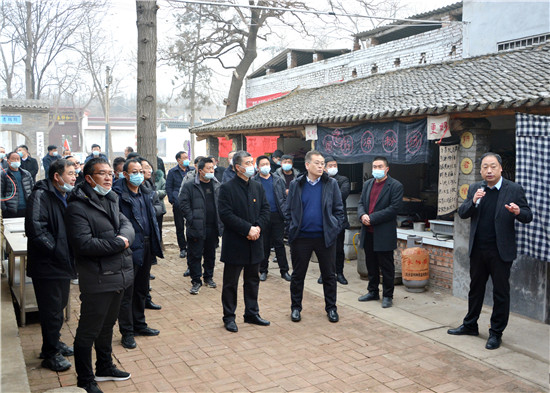 三门峡示范区阳店镇：观摩学习立标杆 鼓足干劲促提升_fororder_观摩团认真听取尹庄镇唐窑村的先进工作经验介绍  摄影 彭红勇