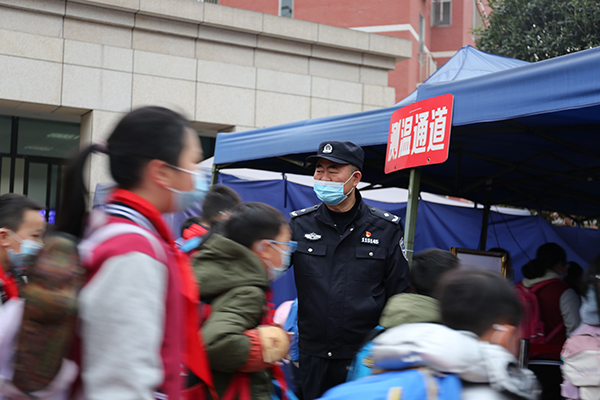 【原创】重庆九龙坡民警王政：13年护航 守护校园安全_fororder_图片3