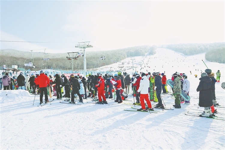 日均超千人 帽儿山高山滑雪场火爆出圈