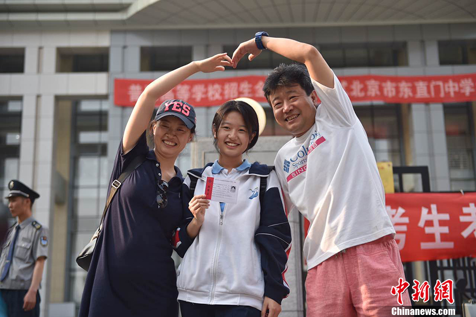 2016全国部分地区高考落幕 北京考生走出考场