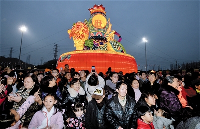 【焦点图】万人灯中游 最炫灯光秀出璀璨新一年