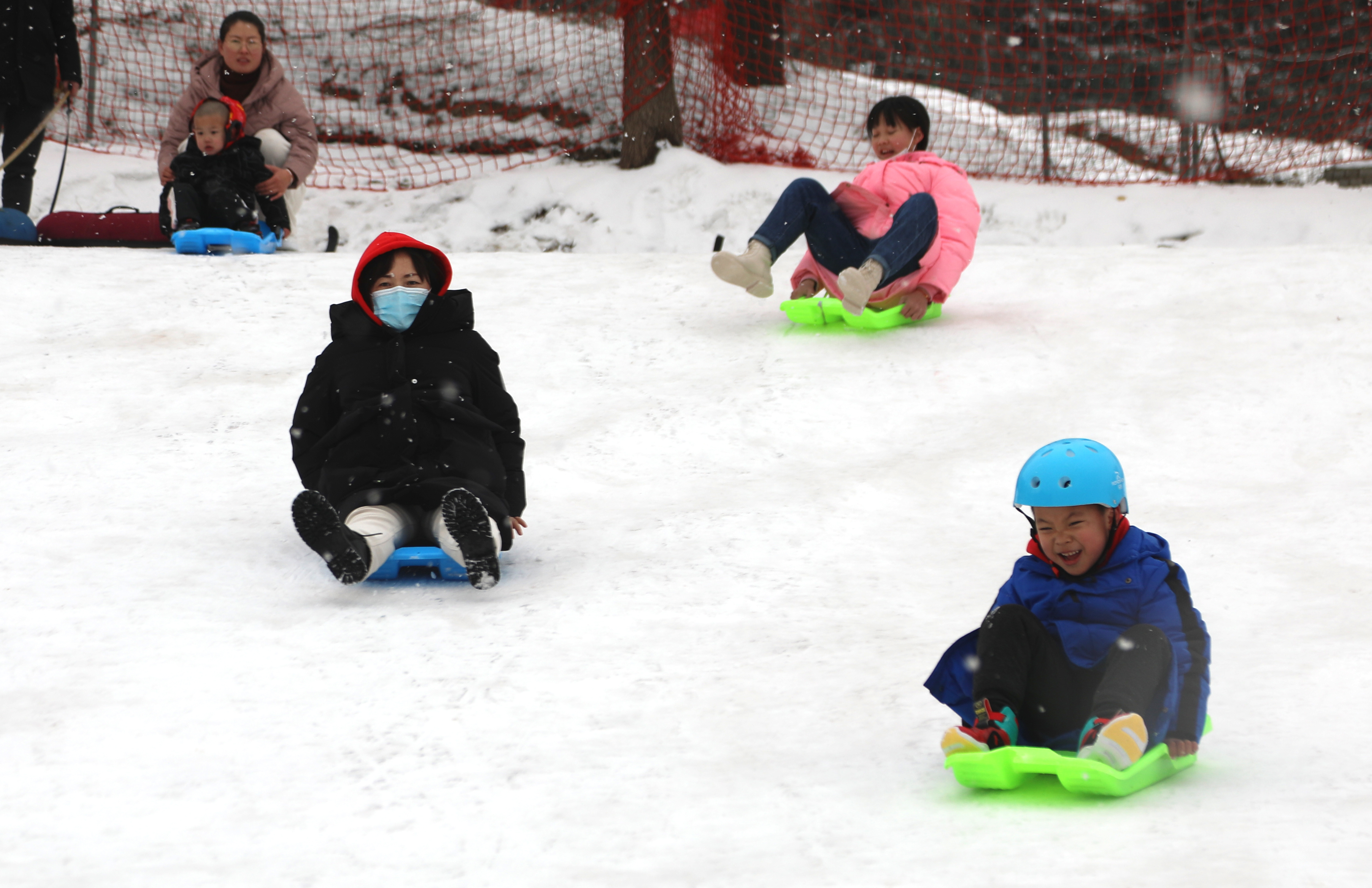 陕西渭南：热“雪”沸腾！市民感受冰雪运动乐趣_fororder_38af172609ade7cfe21f9faa24ac27f