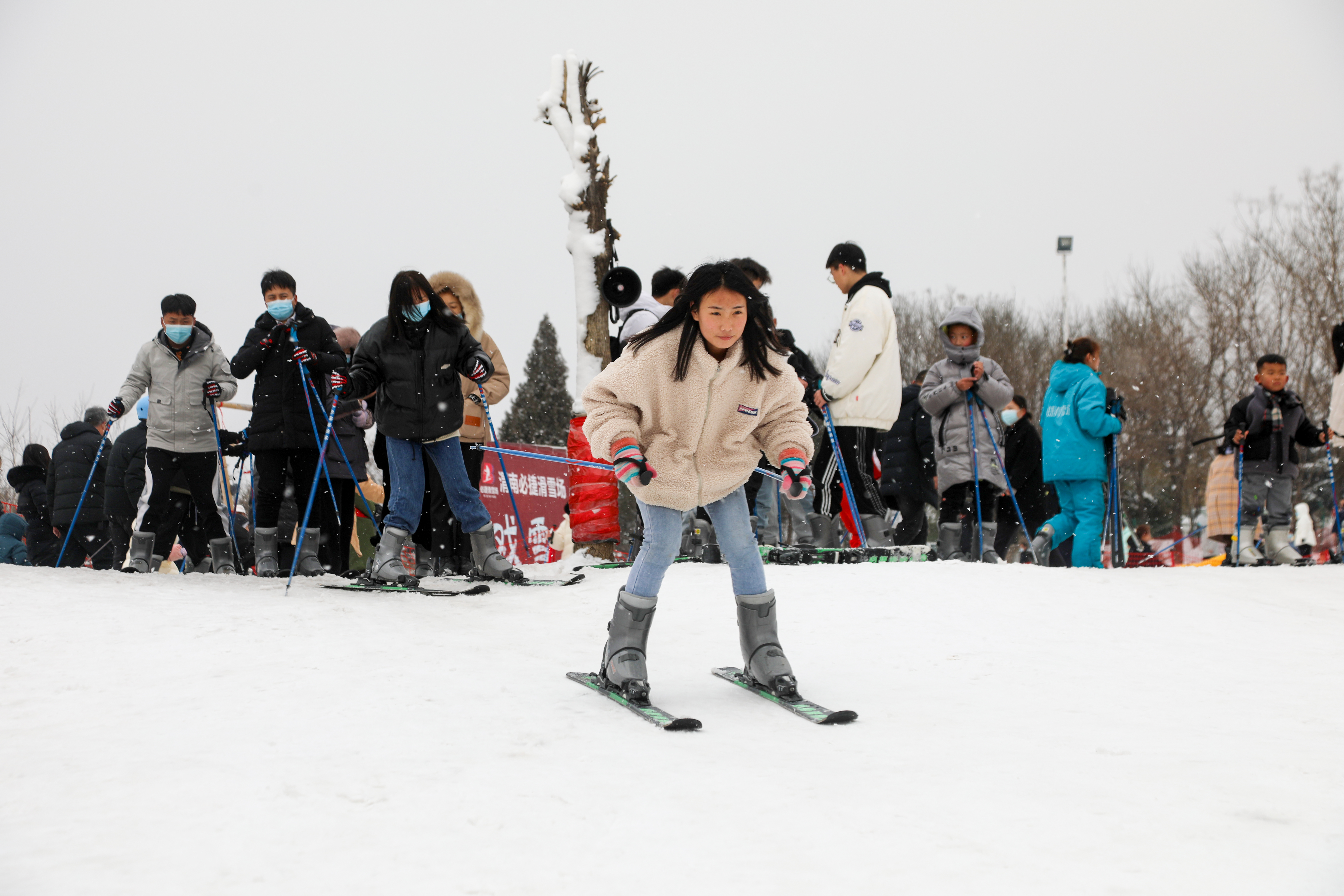 陕西渭南：热“雪”沸腾！市民感受冰雪运动乐趣_fororder_6870b3cbc65d2a4120fe659e7ff77f0