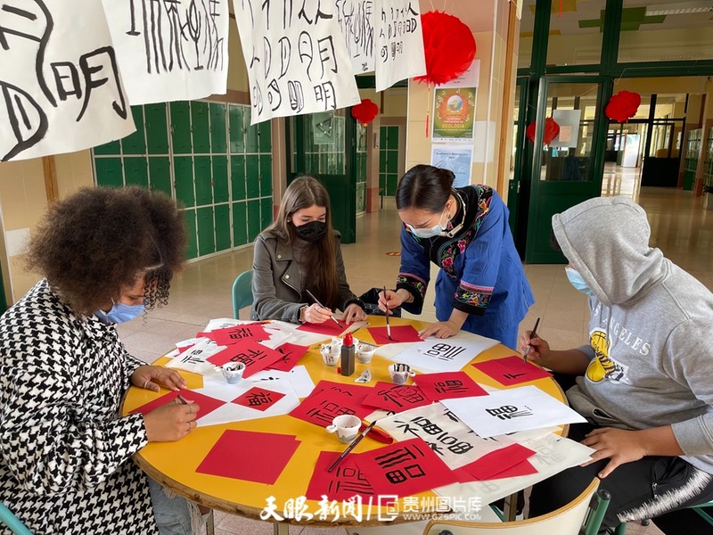 （中首）贵州松桃苗族服饰亮相葡萄牙校园