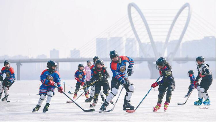 沈阳：挥动球杆感受冰雪运动的魅力_fororder_微信截图_20220221090119