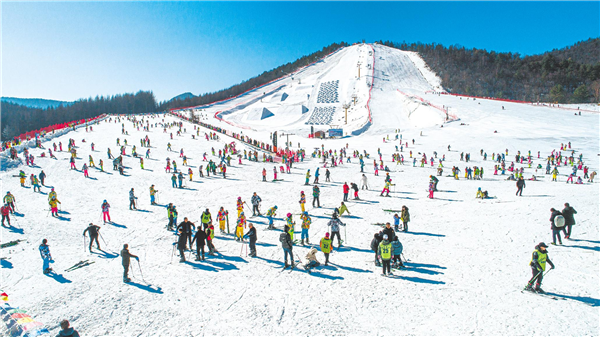 神农架冰雪旅游形成错位发展格局  日夜皆可滑雪 雪场各有千秋_fororder_01