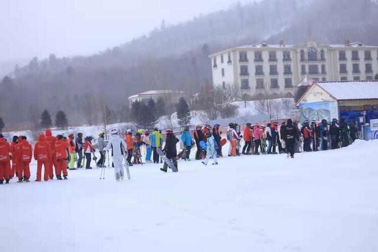 冬奥热带动哈尔滨“冰雪热”！南方俱乐部700人的滑雪团安排上