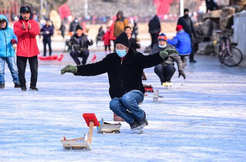 沈阳：新潮老人体验冰雪快乐_fororder_00300312613_09ae463e