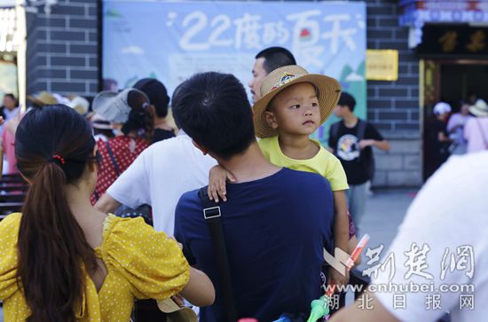 罗田天堂寨迎来避暑游高峰