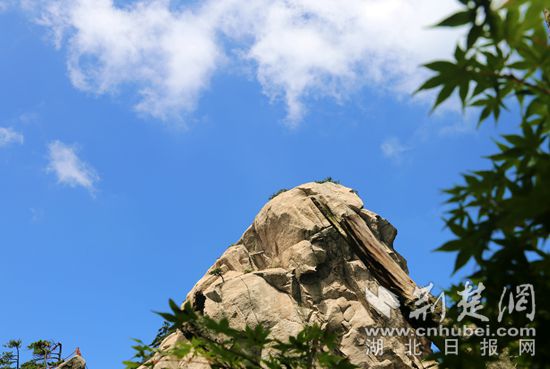 罗田天堂寨迎来避暑游高峰